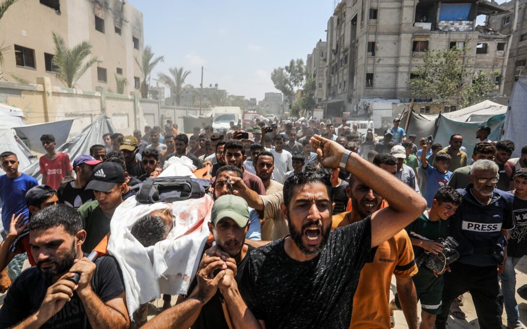 El doble impacto: la táctica militar con la que Israel ha agravado los efectos del ataque en el hospital Nasser de Gaza