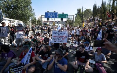 Miles de israelíes protestan en una jornada de huelga para pedir el retorno de los rehenes que permanecen en Gaza