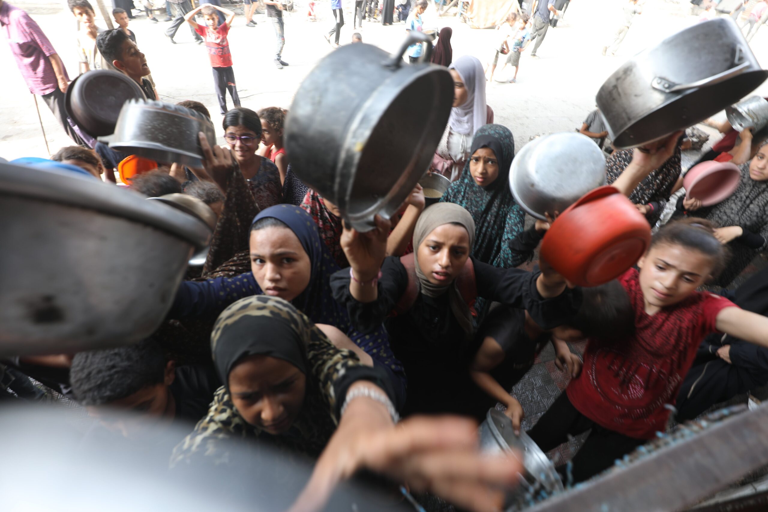 Israel amenaza con prohibir la actividad de importantes organizaciones humanitarias mientras el hambre se agrava en Gaza