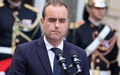 El nuevo primer ministro de Francia comienza a hacer concesiones a los partidos para evitar otra crisis
