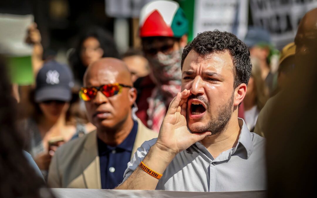 Un juez afirma que la Administración de Trump ha violado la Primera Enmienda al detener y deportar a estudiantes propalestinos