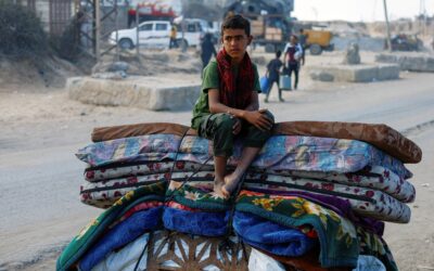 Huir de Ciudad de Gaza aunque haya que dormir en la playa o en la carretera: “Morirán bajo los bombardeos israelíes si no logran salir”