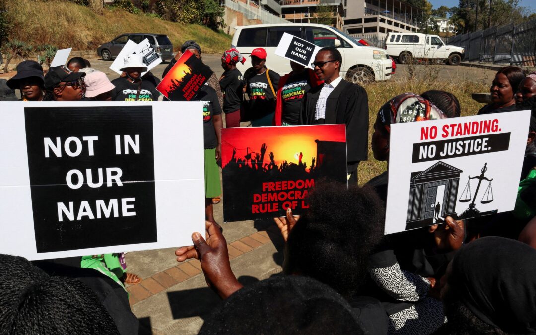 Camisas de fuerza y aviones militares: cómo la Administración de Trump hace desaparecer a decenas de migrantes en África