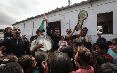 “¡Hemos vuelto a la vida!”: la alegría embriaga a los gazatíes,  mientras ansían el regreso a su tierra y a la normalidad