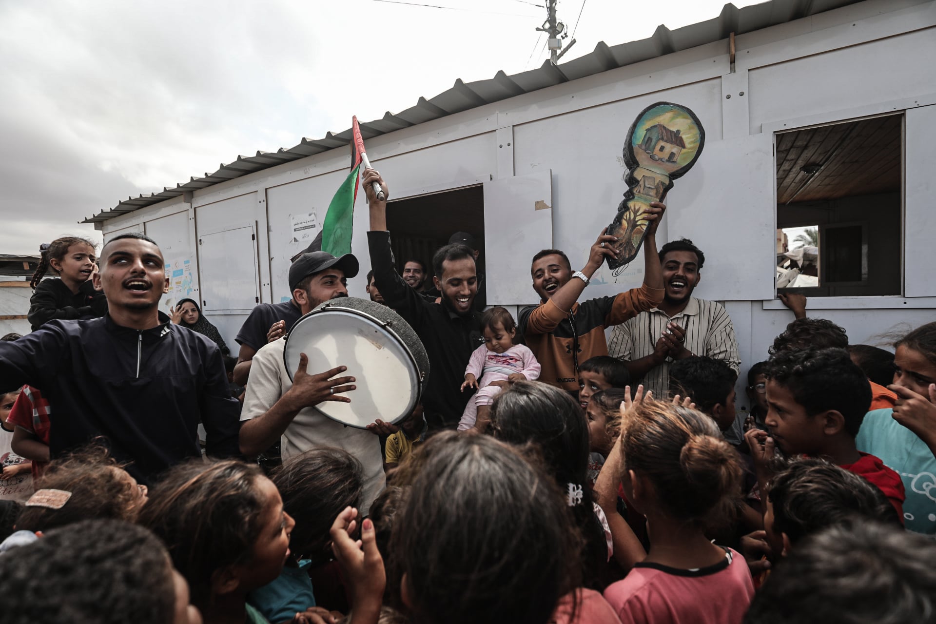 “¡Hemos vuelto a la vida!”: la alegría embriaga a los gazatíes, mientras ansían el regreso a su tierra y a la normalidad