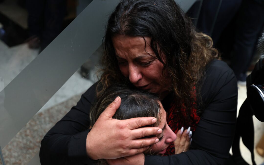 Decepción en las familias de los presos palestinos exiliados: de esperarlos con ropa nueva a volver a casa sollozando