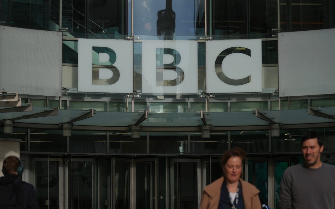 La BBC pide disculpas a Trump pero rechaza compensarle económicamente por su error