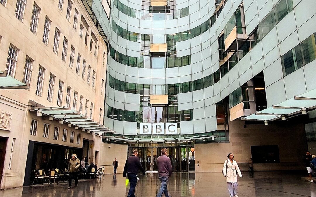 La batalla por la libertad de prensa: la BBC muestra firmeza frente a Trump
