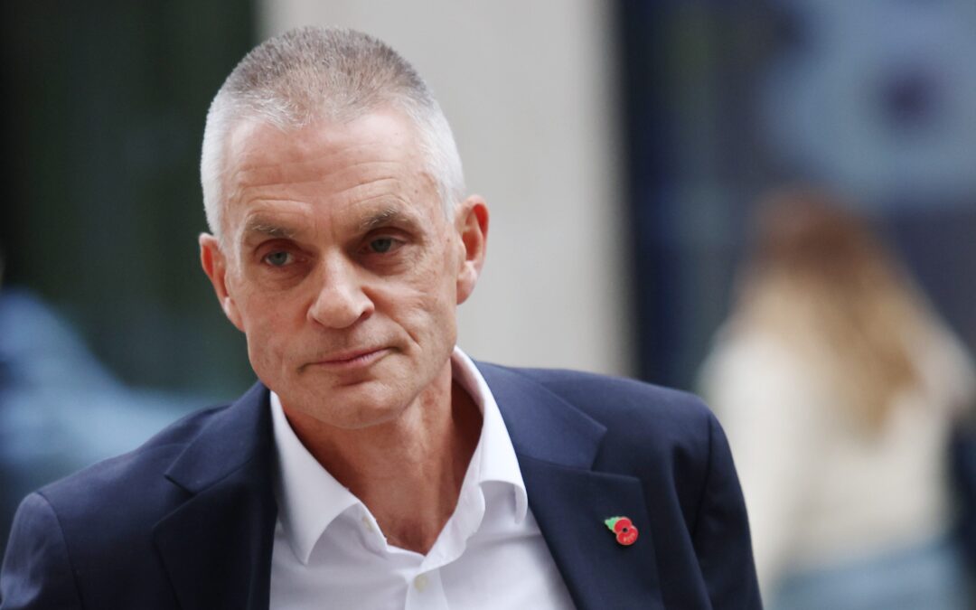 La BBC afronta una crisis sin precedentes por el documental sobre Trump: ¿“error de juicio” o manipulación?