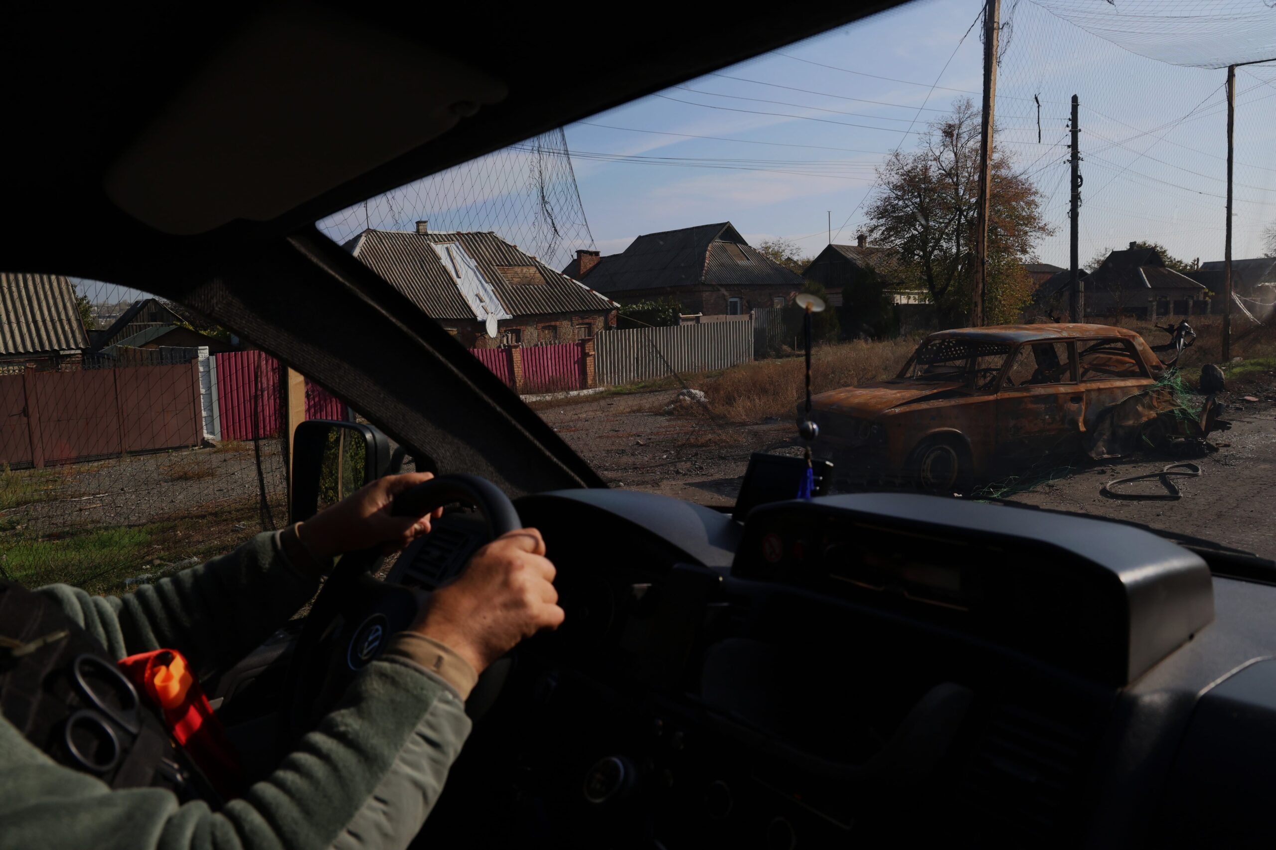Aferrados a las ruinas, unos pocos miles de habitantes de Kostiantinivka sobreviven bajo las bombas rusas