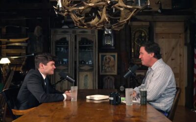 Cisma en el mundo MAGA por el blanqueamiento de Tucker Carlson del discurso supremacista y antisemita de un joven ‘podcaster’