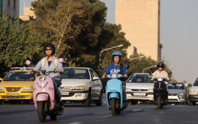 Las iraníes desafían también el tabú de conducir motos (y sin carné)