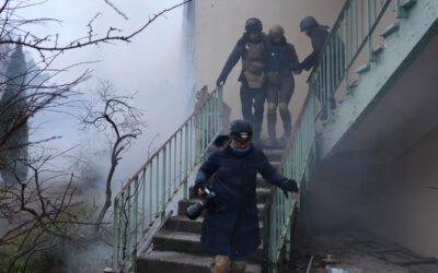 Ucrania forma a civiles y a periodistas para sobrevivir bajo los drones