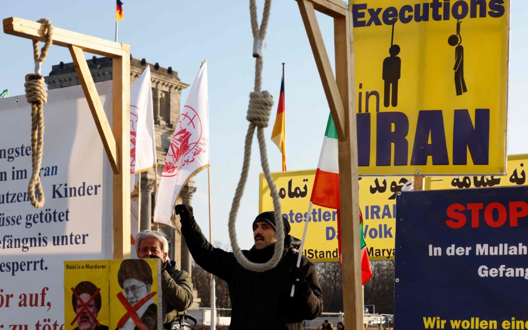 Una campaña de donaciones salva de la horca a una víctima de violencia machista en Irán al reunir el ‘dinero de sangre’