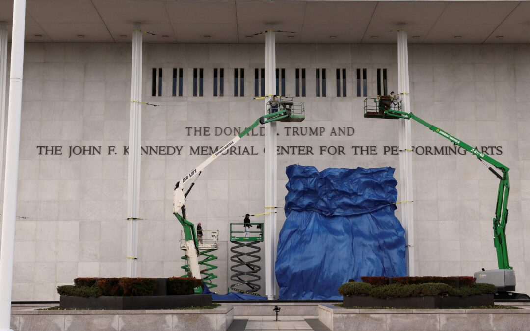 La obsesión de Trump por poner su nombre a todo carece de precedentes en Estados Unidos