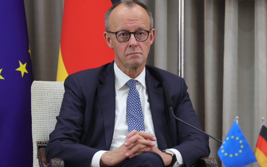 Merz, acechado por la extrema derecha y la frágil economía, busca su espacio para liderar Alemania y Europa