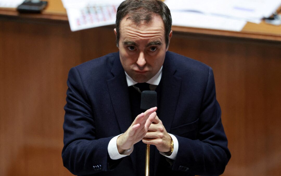 Francia aprueba la prórroga presupuestaria pero no evita el bloqueo