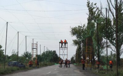 Ucrania y Rusia cubren sus carreteras en el frente con redes para parar a los drones enemigos