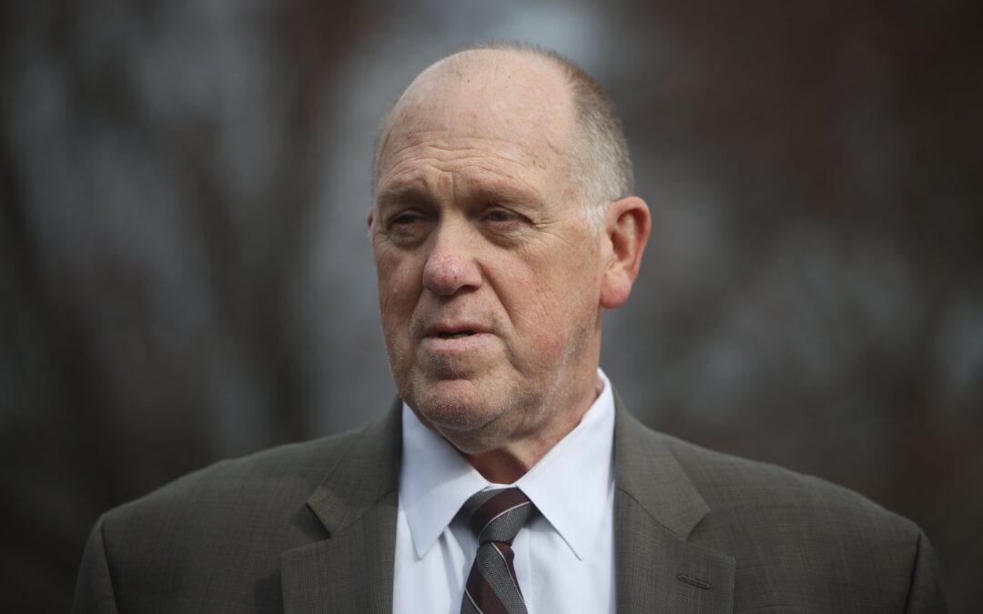 La furia por la violencia de la policía migratoria fuerza a Trump a cambiar su táctica sobre Minneapolis