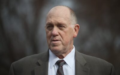 La furia por la violencia de la policía migratoria fuerza a Trump a cambiar su táctica sobre Minneapolis