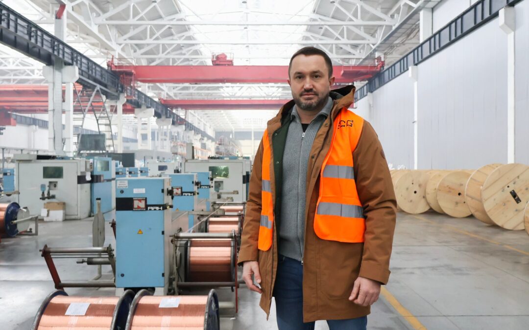 El éxodo de empresas y trabajadores hacia el oeste para alejarse del frente parte a Ucrania en dos