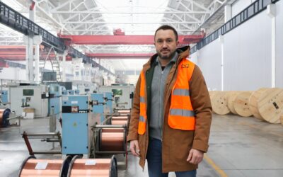 El éxodo de empresas y trabajadores hacia el oeste para alejarse del frente parte a Ucrania en dos