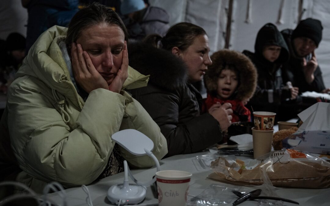 En la piscina o en el barbero, los ánimos flaquean en Kiev ante un nuevo año de guerra