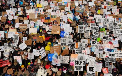 Miles de personas (y Bruce Springsteen) toman las calles de Minneapolis en una protesta contra Trump