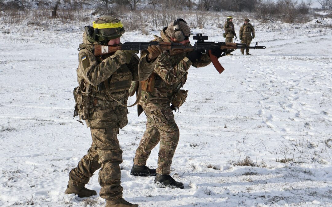 Macron dice que Francia aporta la mayoría de la inteligencia militar de Ucrania, pero los expertos lo dudan
