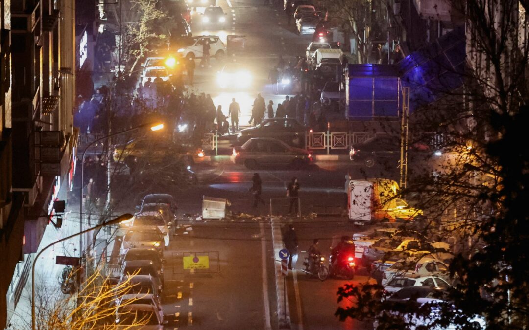 Pagar el aceite a plazos o dormir en las azoteas: el colapso económico, la chispa que ha incendiado Irán