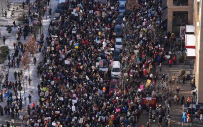 La detención de un niño de cinco años a manos del ICE echa más leña al fuego de las calles de Minneapolis