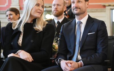 Mette-Marit, bajo la lupa: su prolongado contacto con el pederasta Epstein indigna a Noruega