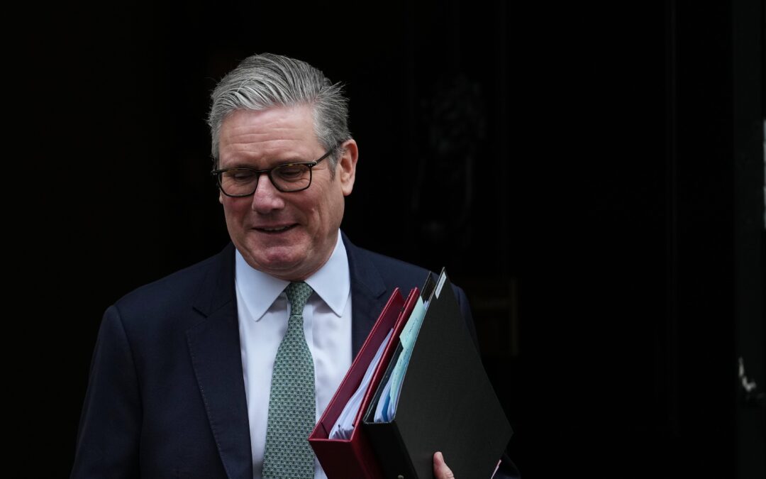 Las siete vidas de Keir Starmer: el primer ministro británico gana tiempo hasta las elecciones de mayo