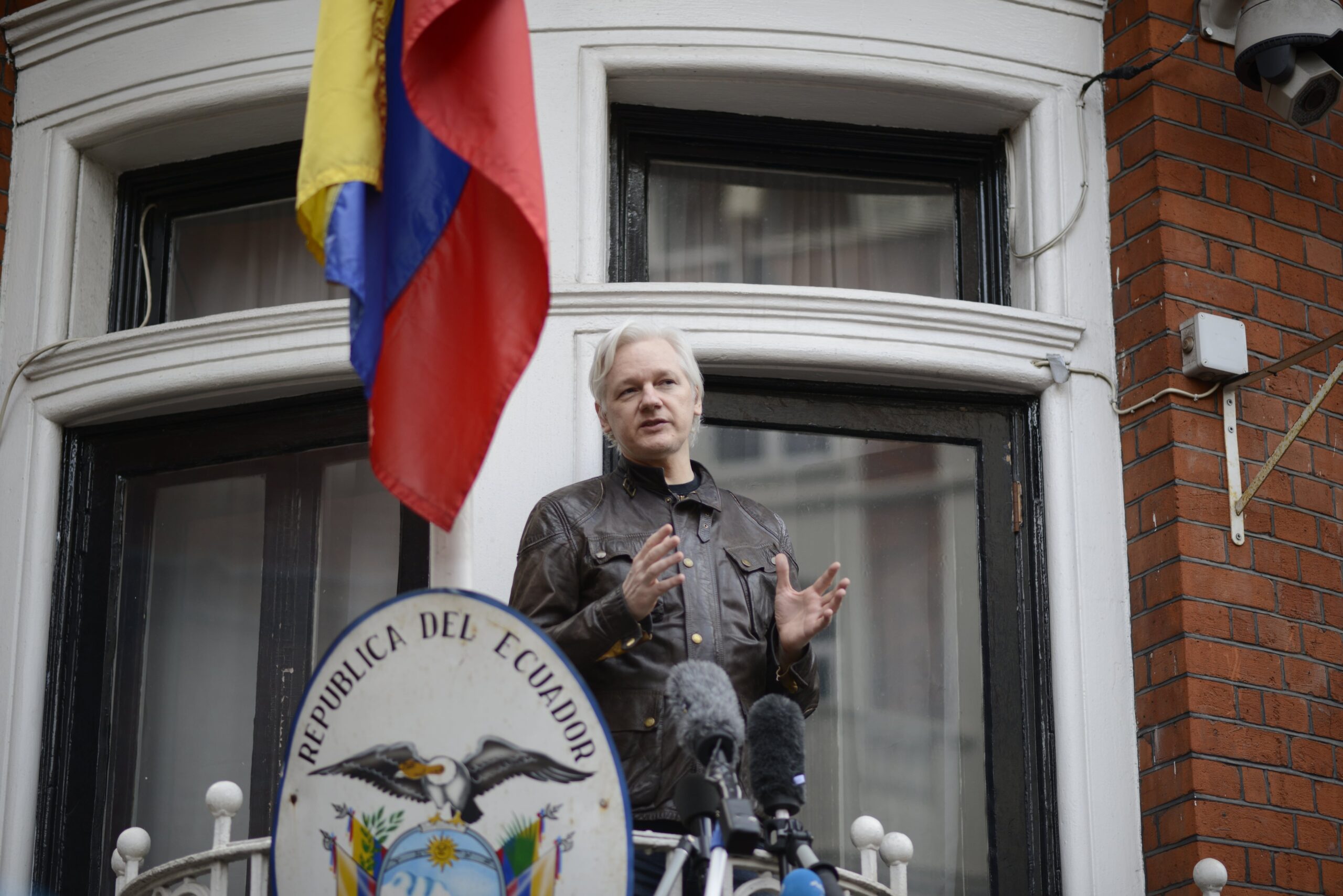 Cómo la CIA se valió de un exmilitar español para vigilar a Julian Assange