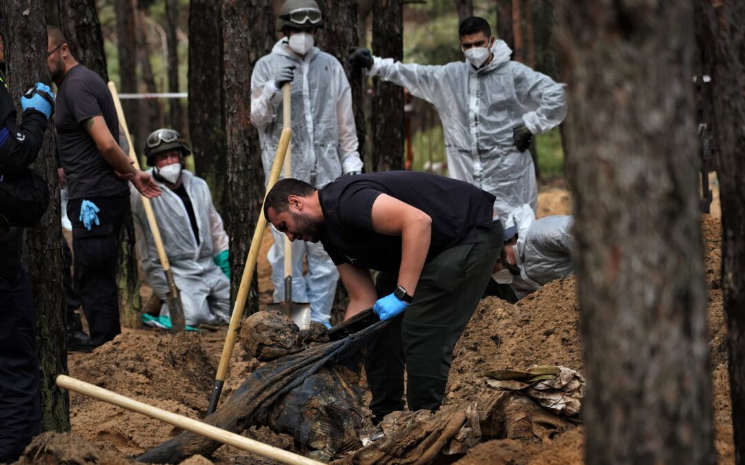 Ocho policías para 3.000 casos: el reto de investigar los crímenes de guerra en Ucrania