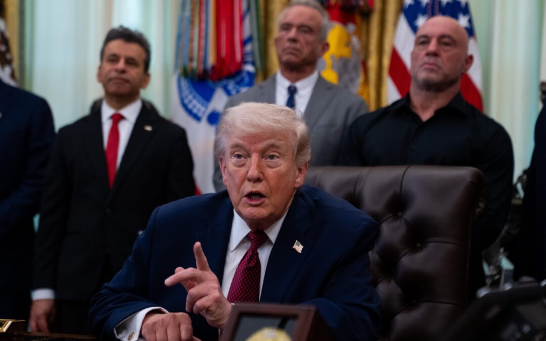Trump retoma las negociaciones, pero amenaza con hacer “volar Irán por los aires” si no acepta su plan
