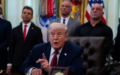 Trump retoma las negociaciones, pero amenaza con hacer “volar Irán por los aires” si no acepta su plan