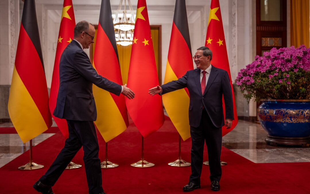 China aprovecha el desprestigio de EE UU para mejorar su imagen internacional