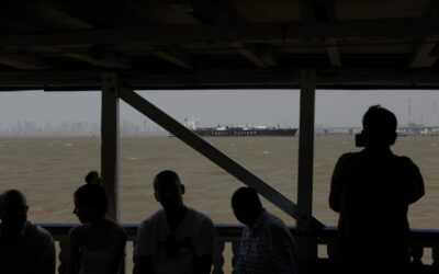 ¿Qué barcos están cruzando el estrecho de Ormuz? El tránsito crece en la última semana, aunque muy lejos de los niveles preguerra
