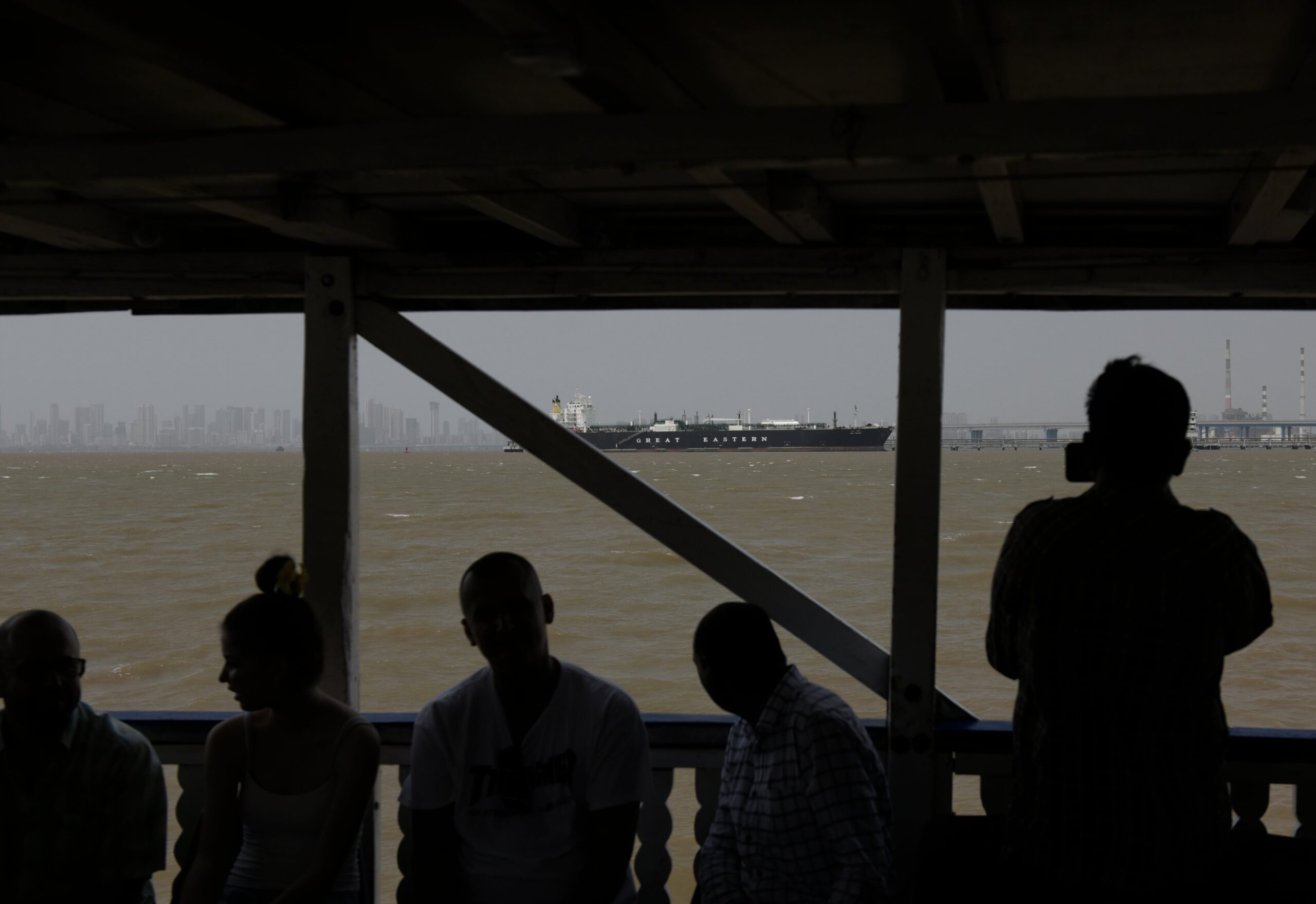 ¿Qué barcos están cruzando el estrecho de Ormuz? El tránsito crece en la última semana, aunque muy lejos de los niveles preguerra