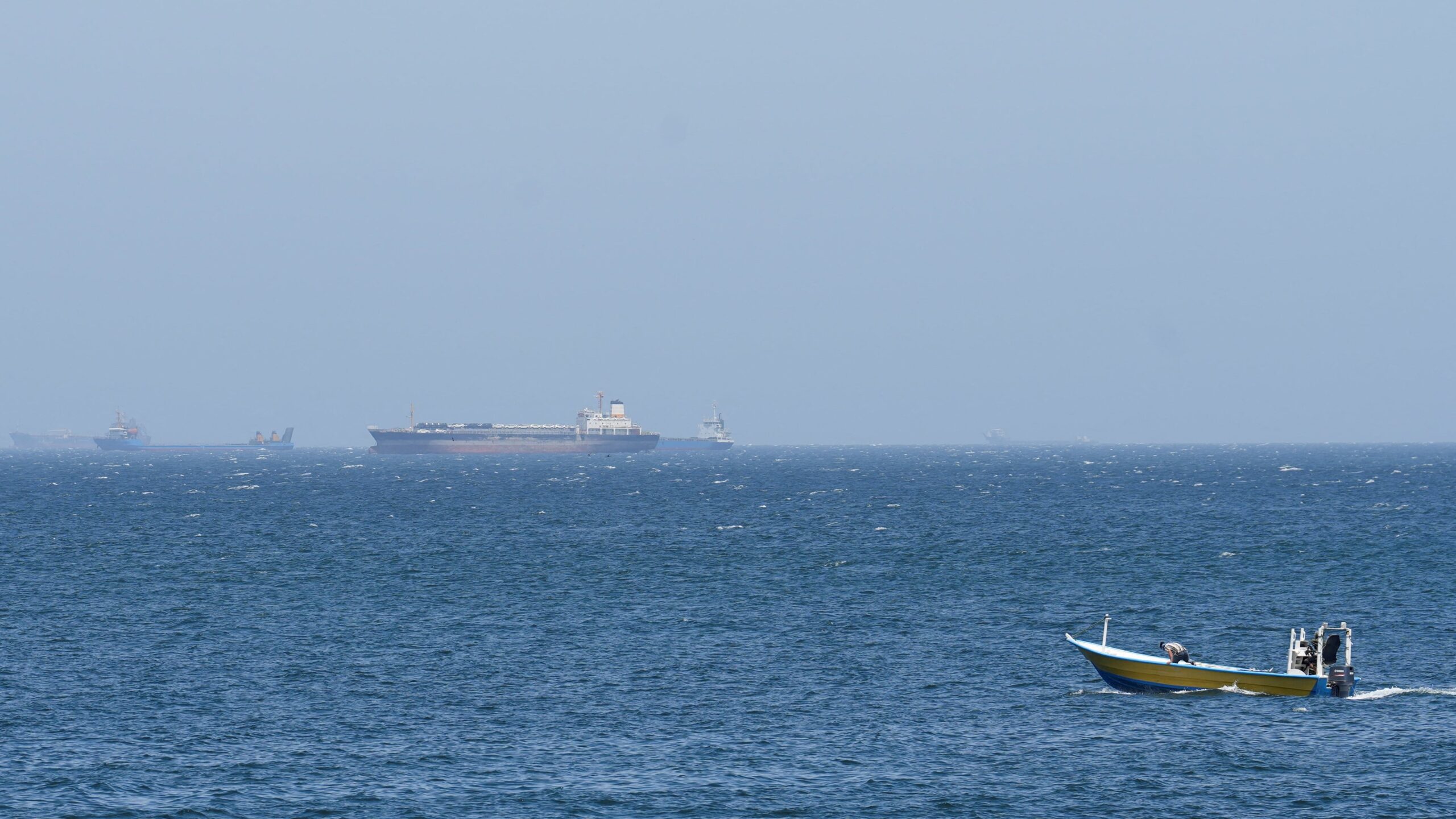 Pagar un peaje a Irán por cruzar el estrecho de Ormuz: una moderna piratería contraria al derecho internacional