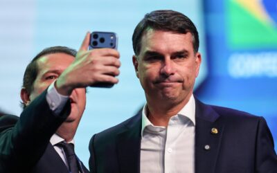 El banquero, la película y el escándalo que amenaza la candidatura de Bolsonaro hijo