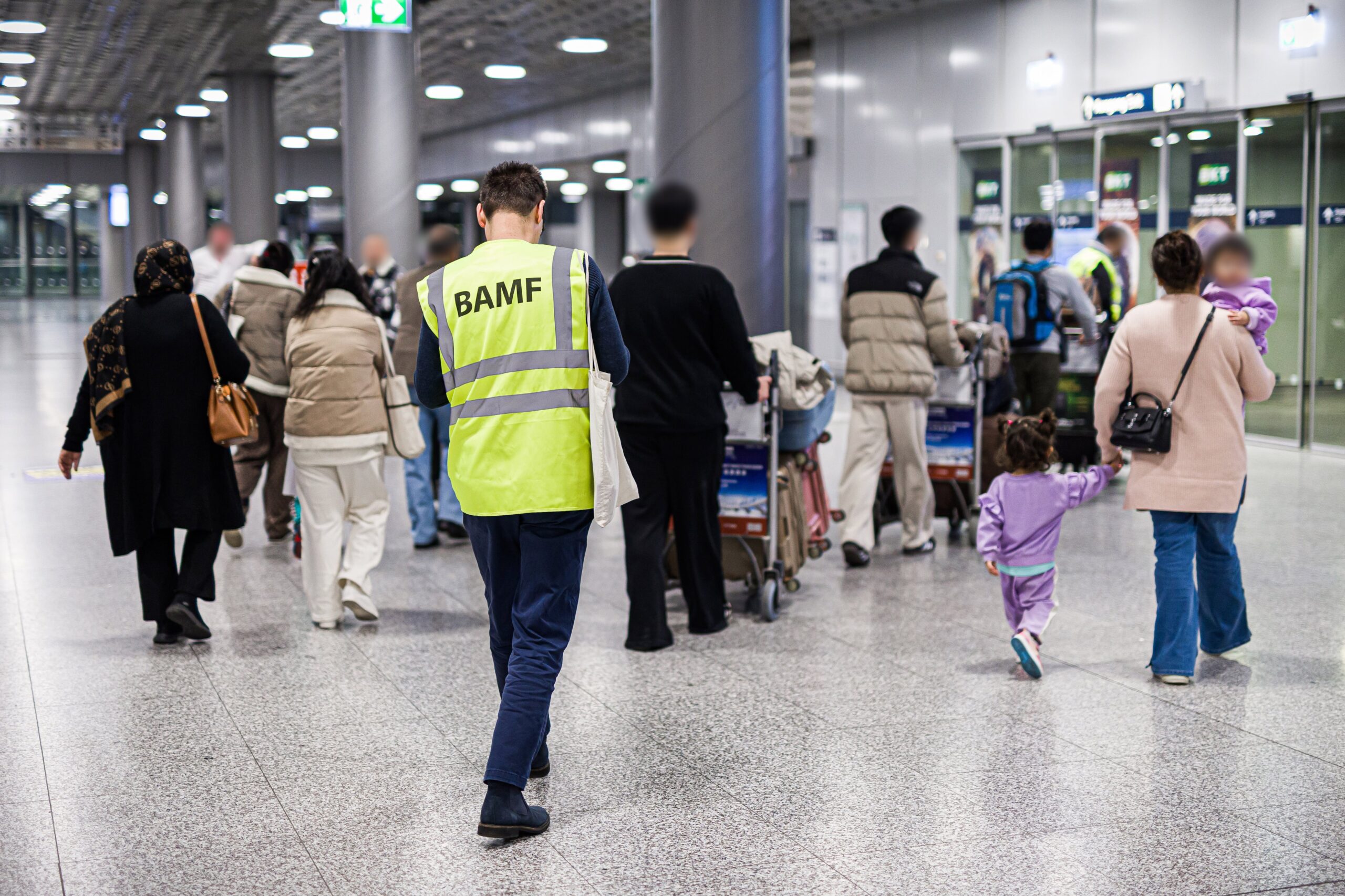 La Unión Europea se acerca a los talibanes para sumarlos a su campaña para aumentar las deportaciones