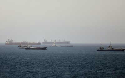 La industria marítima aguarda con cautela antes de aventurarse a cruzar el estrecho de Ormuz