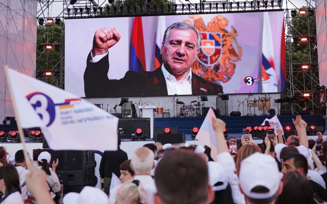 Desinformación, embargos comerciales y amenazas: la injerencia electoral rusa desata la tensión en Armenia