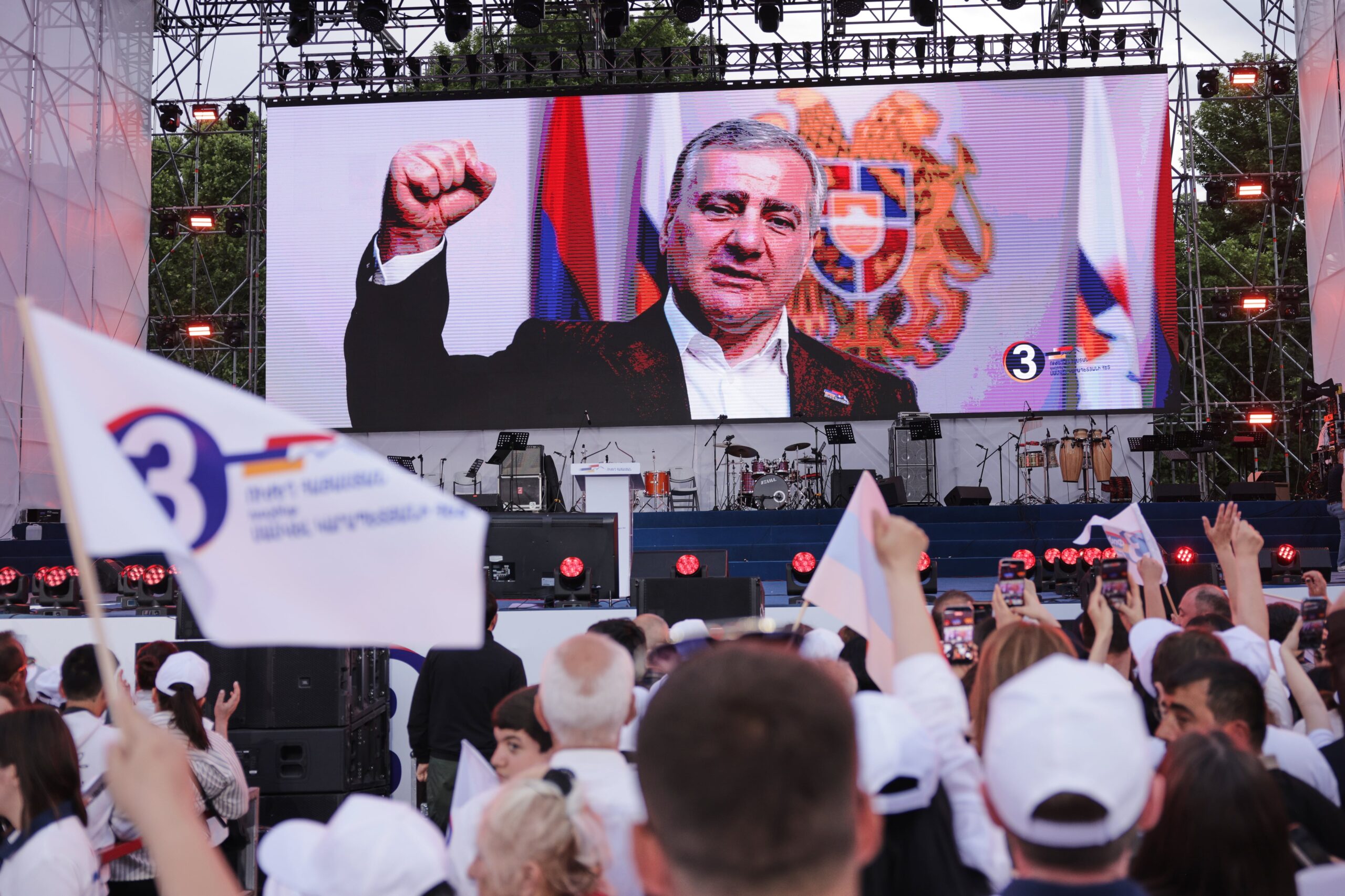 Desinformación, embargos comerciales y amenazas: la injerencia electoral rusa desata la tensión en Armenia