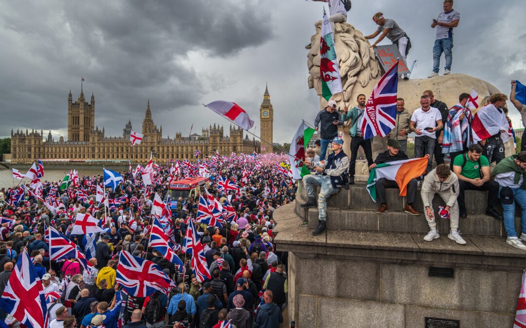 Cómo la extrema derecha agita las calles contra la inmigración tras crímenes como el de Belfast o Southampton