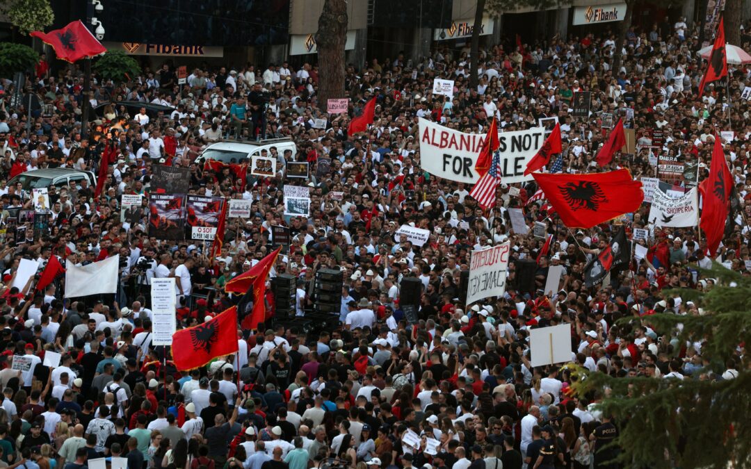La revolución de los flamencos se levanta contra los megaproyectos de la familia Trump en Albania: “Nuestro país no está en venta”