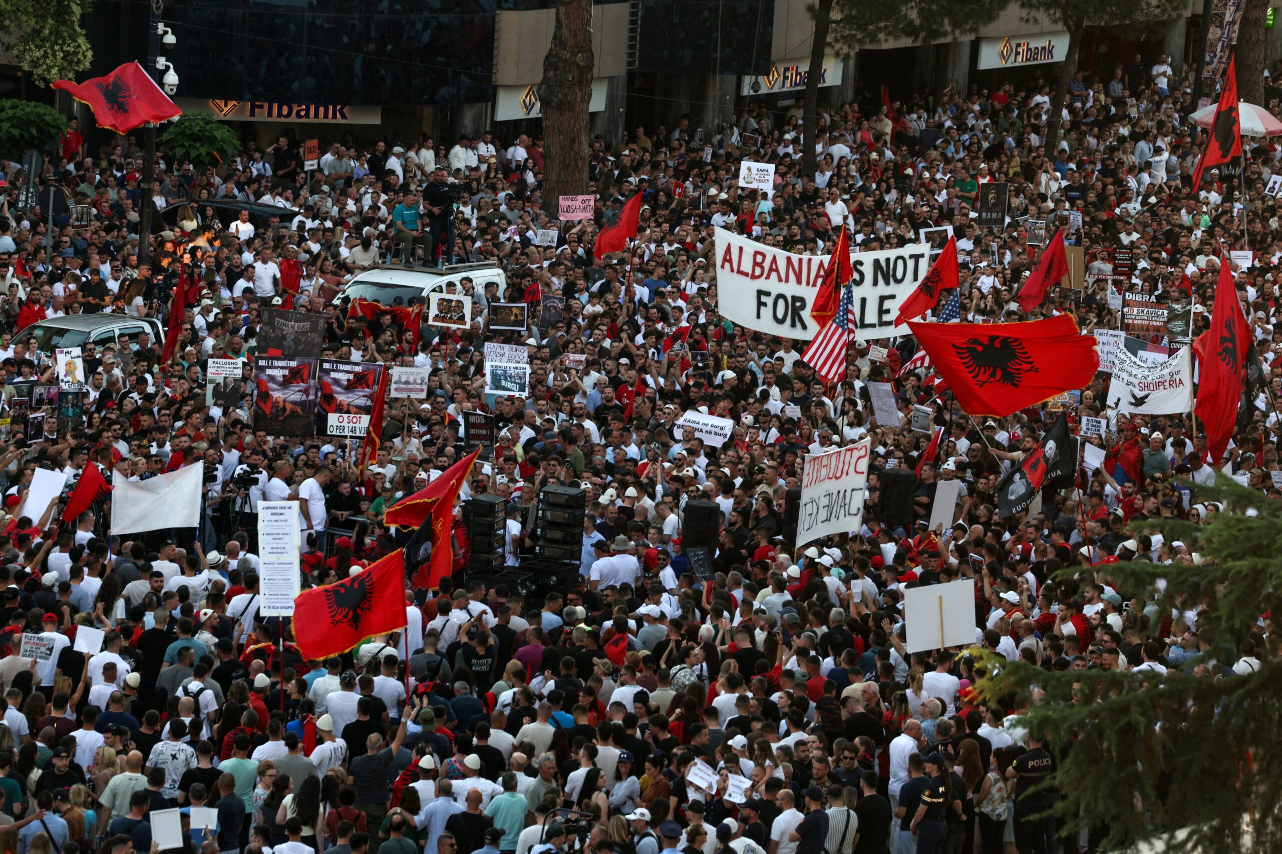 La revolución de los flamencos se levanta contra los megaproyectos de la familia Trump en Albania: “Nuestro país no está en venta”