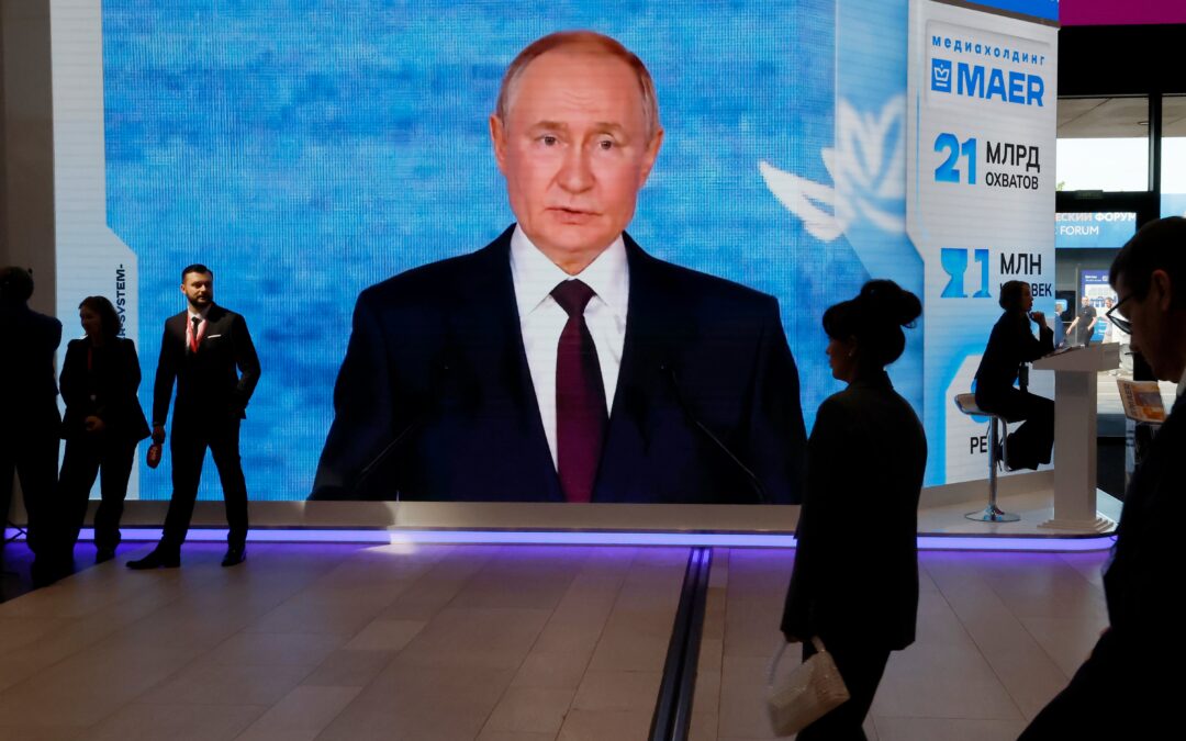 Ultraderecha alemana, Steven Seagal y una delegación ‘fantasma’ de Trump: Putin exhibe su poder blando en San Petersburgo